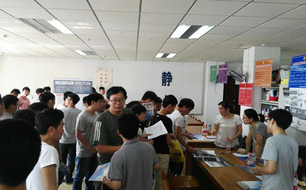 派克機(jī)器在招聘現(xiàn)場(chǎng)