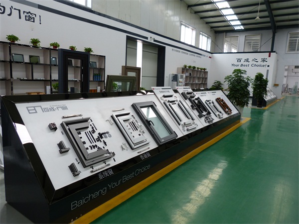 鋁合金門窗生產(chǎn)車間圖片派克機(jī)器