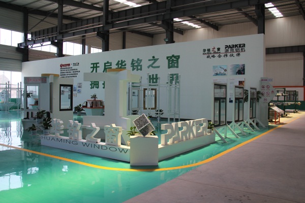 鋁合金門窗生產(chǎn)車間圖片派克機(jī)器