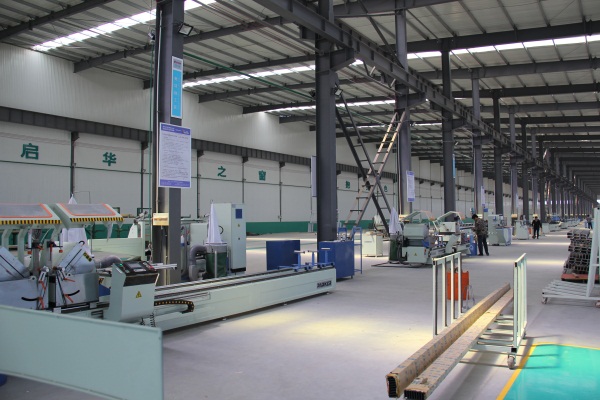 鋁合金門窗生產(chǎn)車間圖片派克機(jī)器